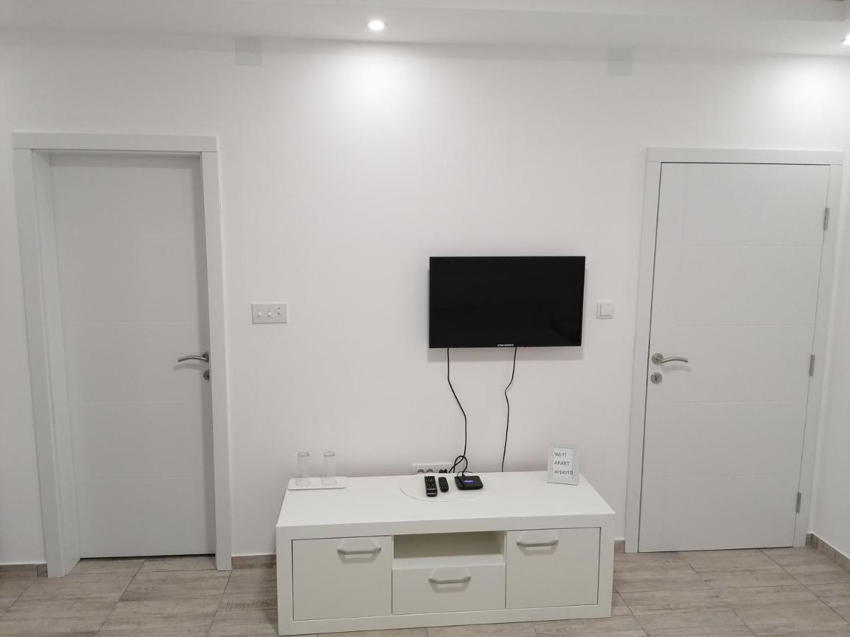 Airport View Apartment *